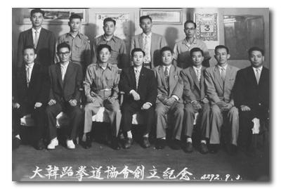 写真左から３番目が崔泓熙総裁